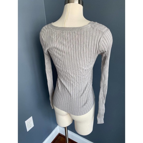 Gray ribbed sweater with gold buttons - Picture 2 of 5